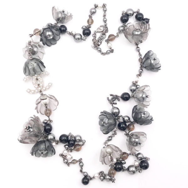 Faux Pearl Flower Necklace Long Glack/Grey in Resin/Metal with Silver-tone